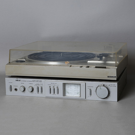 AKAI AM-U01 STEREOFÖRSTÄRKARE & HITACHI HT-20S SKIVSPELARE (2).
