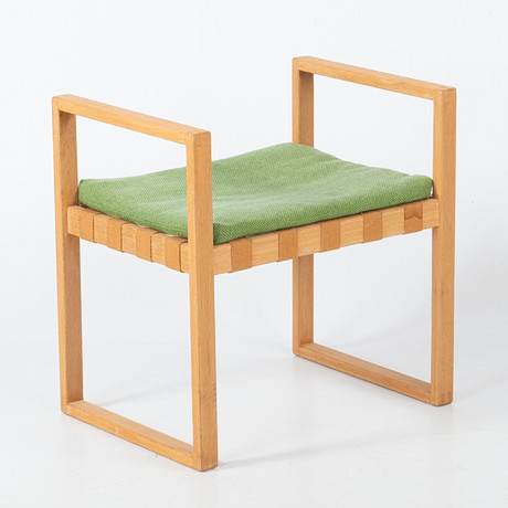 ÅKE FRIBYTER. Taburett, ek, Nybrofabriken, 1960-tal. Ek, sits med sadelgjord och lös dyna. på auktion hos Laholms Auktionskammare