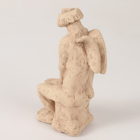 ÅKE HOLM. Skulptur, sittande man med vingar, lergods, signerad.