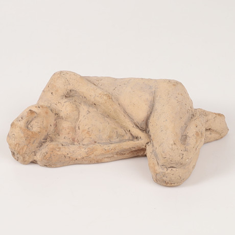 ÅKE HOLM. Skulptur, liggande man, lergods, signerad.