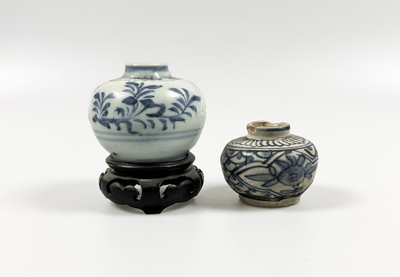URNOR, 2 st, miniatyr, Ming, Kina, 1500-tal. på auktion hos Auktionshuset STO Bohuslän