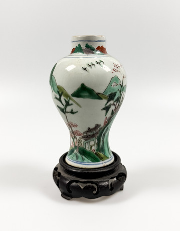VAS, porslin, Famille Verte, K´ang Hsi (1622-1722). på auktion hos Auktionshuset STO Bohuslän
