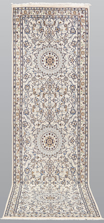 ORIENTMATTA, Nain, handknuten, part silk, gallerimodell, s.k 9 LAA ca 500.000 knutar/kvm, ca 296 x 87 cm. på auktion hos Skandia Auktion