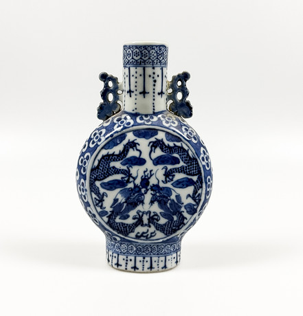 PILGRIMSFLASKA, porslin, Tao Kuang, Kina, 1821-1850. på auktion hos Auktionshuset STO Bohuslän