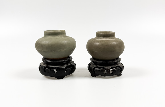 OLJEFLASKOR, 2 st, celadon, Sung, 960-1279. på auktion hos Auktionshuset STO Bohuslän
