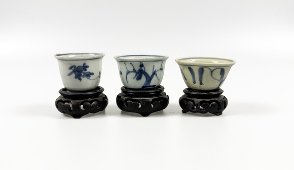 BÄGARE, 3 st, porslin, Ming, Kina, 1573-1619. på auktion hos Auktionshuset STO Bohuslän