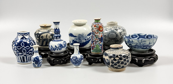 PORSLIN, 10 delar, bl.a Kangxi, Tao xiang, T´ung Chih, Kina, 15-1800-tal. på auktion hos Auktionshuset STO Bohuslän