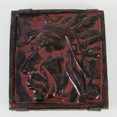 ALLAN EBELING. RELIEF, keramik, föreställande indian, signerad. på auktion hos Laholms Auktionskammare