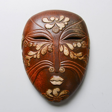 LISA LARSON. "Asia" ur serien Masker, Gustavsberg, signerad, 1979-80. på auktion hos Formstad Auktioner