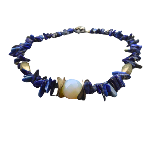 BLÅTT HALSBAND AV LAPISLAZULI-SPLITTER OCH SMYCKELEMENT.