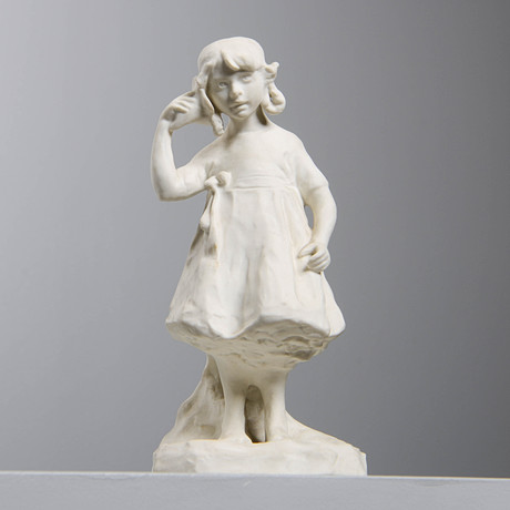 ALICE NORDIN. Figurin, Flicka med snäcka, parian, Gustavsberg, signerad. på auktion hos Formstad Auktioner