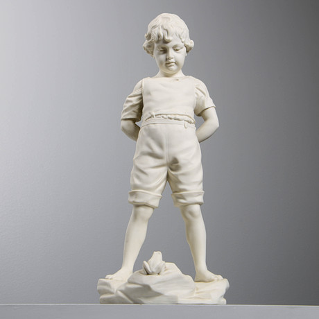 PER HASSELBERG. EFTER. "Pojken och Grodan", skulptur, parian, Gustavsberg, daterad 1904. på auktion hos Formstad Auktioner