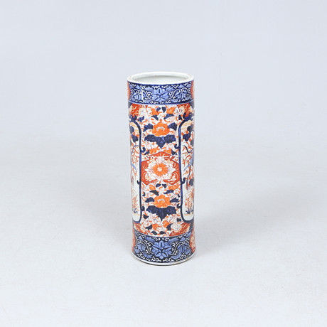 GOLVVAS/PARAPLYTÄLL, imari, Japan. på auktion hos Gomér & Andersson Linköping