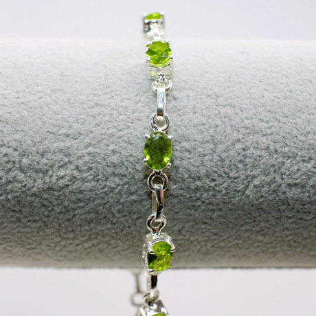 ARMBAND I SILVER FATTAT MED PERIDOT.