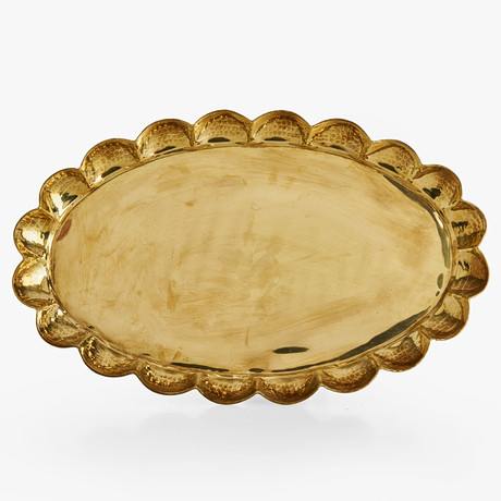 ARVID JOHANSSON. Bricka, Arvika Konstsmide, oval, handdriven mässing, konturerat brätte med hamrad yta. på auktion hos Crafoord Auktioner Stockholm