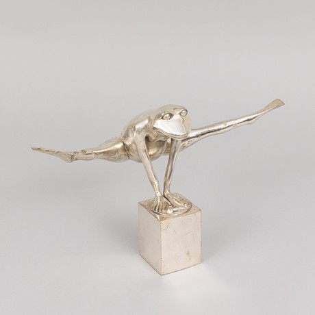 ART PEOPLE GALLERY, SWEDEN. "Look at my legs", silverpatinerad brons, stämplad APG. på auktion hos Garpenhus Auktioner