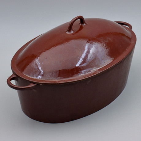 HUSQVARNA (6 LITER) OVAL STEKGRYTA MED LOCK I GJUTJÄRN (45cm) BRUN EMALJ, 1900-TAL.