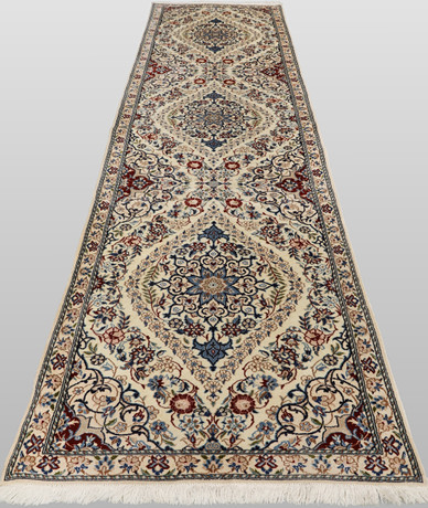 ORIENTMATTA, Nain, handknuten, part silk, gallerimodell, s.k 9 LAA ca 500.000 knutar/kvm, ca 355 x 87 cm. på auktion hos Skandia Auktion