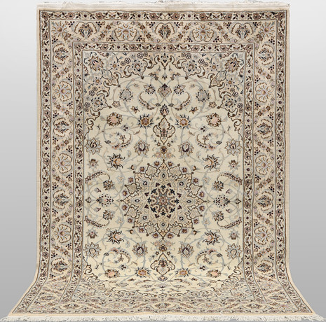 ORIENTMATTA, Nain, handknuten, part silk, s.k 9 LAA ca 500.000 knutar/kvm, ca 260 x 162 cm. på auktion hos Skandia Auktion
