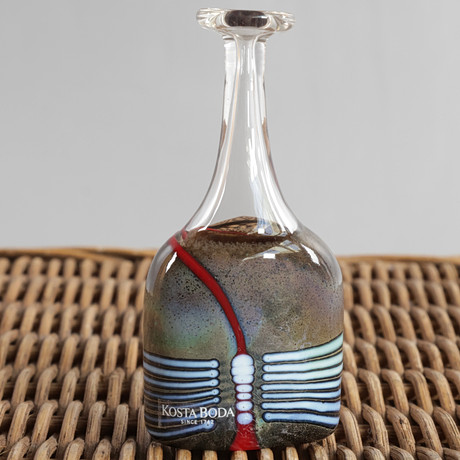 bottle shaped cigarette dispenser A NOVELTY BOTTLE SHAPED CIGARETTE DISPENSER. Vintage & Designer Fashion