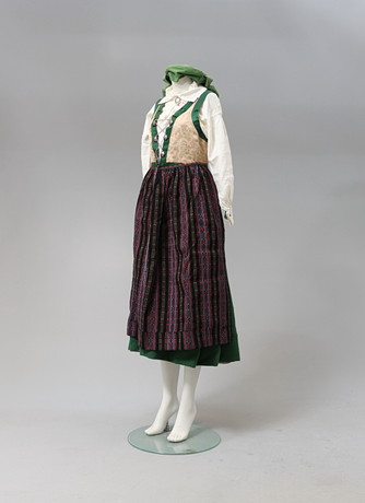 FOLKDRÄKT, 7 delar, Bara, Skåne, 1970-tal., såld på svensk auktion för 2 600 kr
