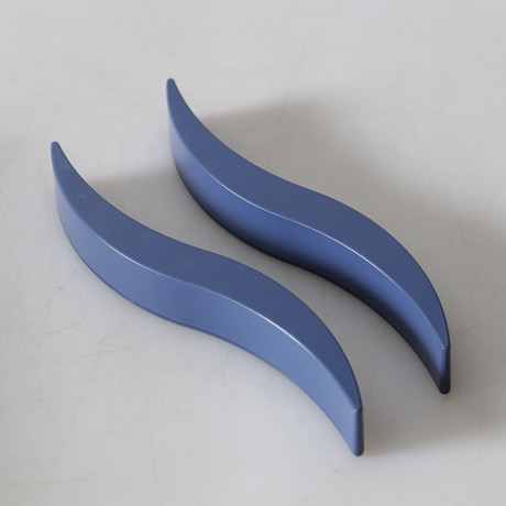 HELLE DAMKJAER. Grytunderlägg, 2. delar, "Trivet", Royal Copenhagen, samtida. på auktion hos Gomér & Andersson Nyköping