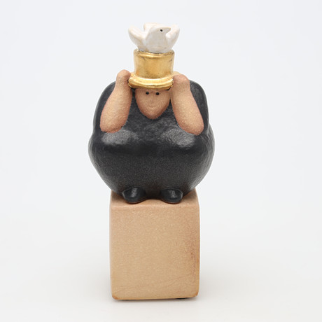 LISA LARSON. FIGURIN, stengods, "Trollkarl", Gustavsberg. på auktion hos Borås Auktionshall