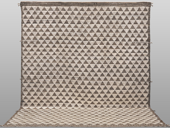 ORIENTMATTA, marockansk design, dekor av tofsar, ca 290 x 253 cm. på auktion hos Skandia Auktion