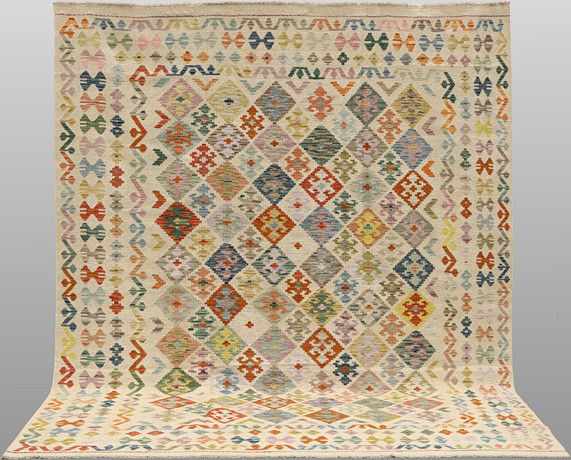 ORIENTMATTA, kelim, klassisk design, ca 300 x 241 cm. på auktion hos Skandia Auktion