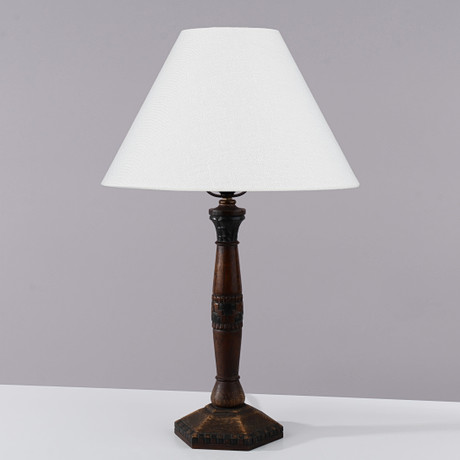 Bordslampa av trä med utskärningar, signerad och daterad 1928.