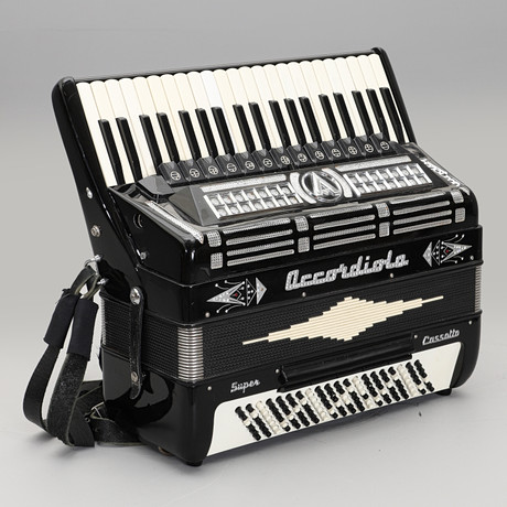 DRAGSPEL, Accordiola Super Cassotto, MIDI, Italien, 2000-tal. på auktion hos Crafoord Auktioner Malmö