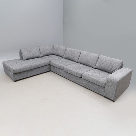 SOFFA, modern. på auktion hos Kalmar Auktionsverk