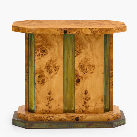SIDEBOARD, lackerad masurbjörk och mässing, 1900-talets andra hälft. Art Deco-stil. på auktion hos Crafoord Auktioner Stockholm