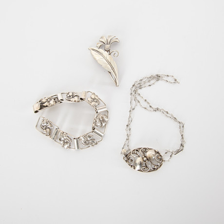 SILVERSMYCKEN, 3 delar, halsband med hänge, armband och brosch, bl a Hugo Grün Danmark, 1900-talet mitt. på auktion hos Auktionsverket Engelholm