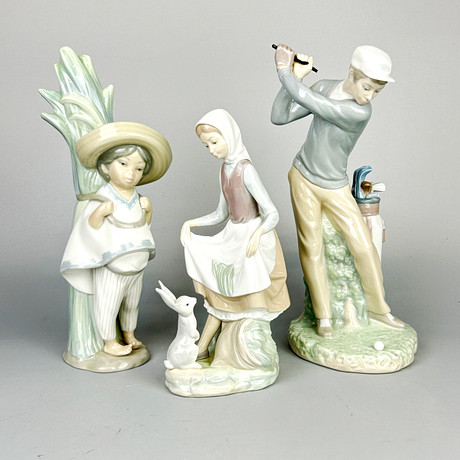 A PAIR OF LLADRO FIGURES 'WAITING FOR THE BELL'. 6802. and 'SLEEPY