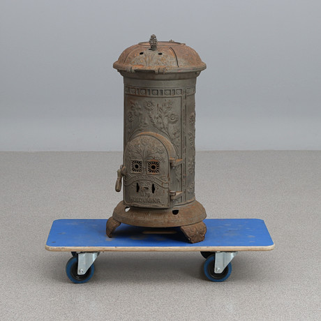 KAMIN, HUSQVARNA. "Mikado", gjutjärn med reliefdekor, 1900-talets första hälft., såld på svensk auktion för 182 kr
