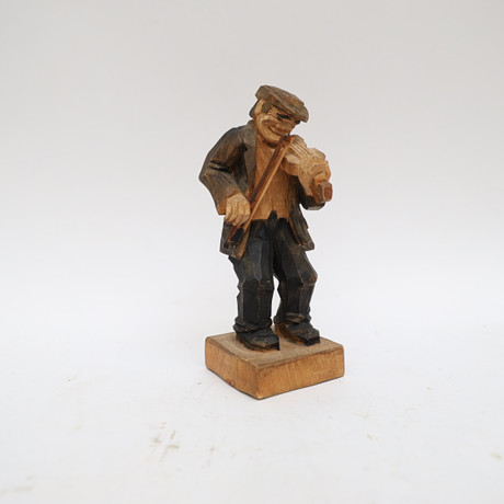 GUNNAR HEDIN. Träskuren och bemålad figur, man med fiol. Monogramsignerad.