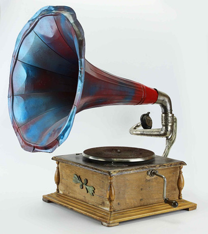 TRAVEL GRAMOPHONE. Thoréns, A77, 20th century. Collectables