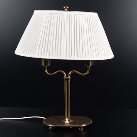 JOSEF FRANK. Bordslampa, modell 2388, Firma Svenskt Tenn. på auktion hos Laholms Auktionskammare