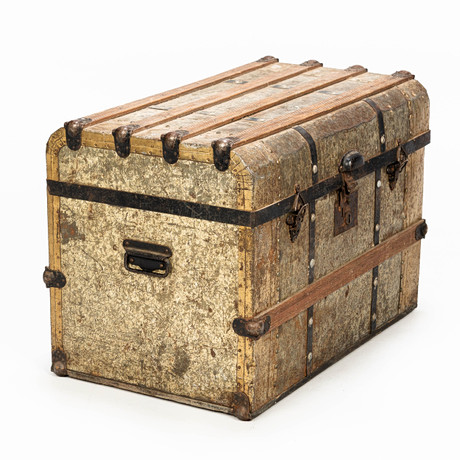 KOFFERT, "Amerikakoffert", kista, 1900-talets första hälft. på auktion hos Norrlands Auktionsverk