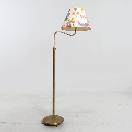JOSEF FRANK. Golvlampa, "Den Lilla Kamelen", modell 2568, Firma Svenskt Tenn. på auktion hos Formstad Auktioner