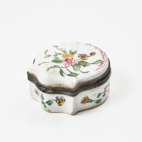 DOSA med fällock, omkring 1900, i form av snäcka, glaserad keramik med metall montering. på auktion hos Stockholms Auktionsverk Magasin 5