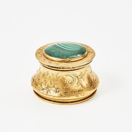 BLÄCKSTÄLL, förgylld brons, med malakit, 1800-talets andra hälft, möjligen Ryssland. på auktion hos Stockholms Auktionsverk Magasin 5