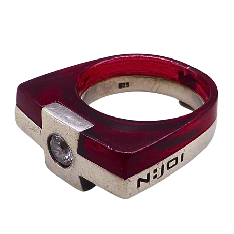 N:JOI RING 925 SILVER MED RÖD PLAST OCH ZIRKONIA.