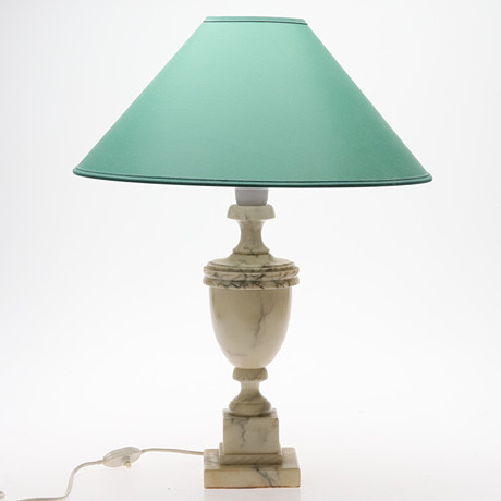 BORDSLAMPA. Marmor, Italien, 1900-talets andra halva. på auktion hos Örebro Stadsauktioner