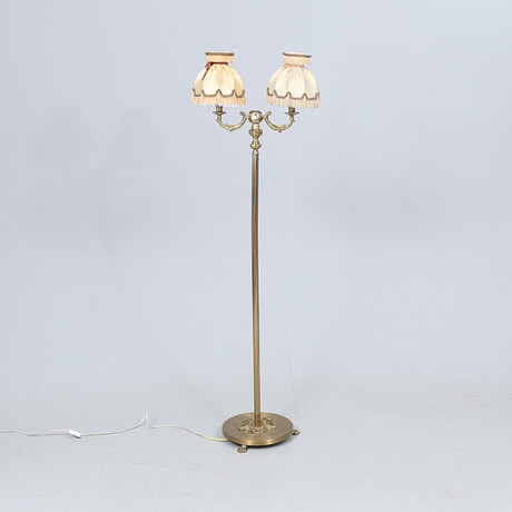GOLVLAMPA, 1900-talets mitt. på auktion hos Gomér & Andersson Linköping