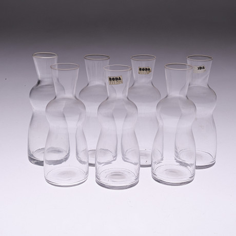 SIGNE PERSSON-MELIN. flaskor, 7 st, "Jungfru", glas, Boda Åfors bruk. på auktion hos Gomér & Andersson Linköping