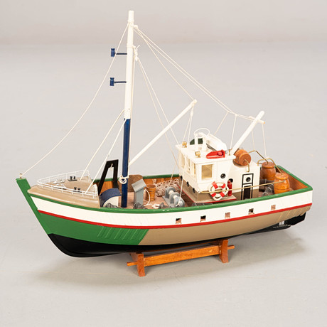 MODELLBÅT, Fiskebåt, Portugisisk, trä, metall, plast, 1900-tal. på auktion hos Norrlands Auktionsverk