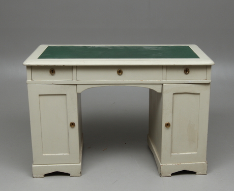 SKRIVBORD, med läderklädd skiva, 1900-talets första hälft.