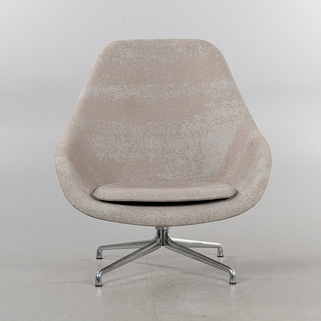 HEE WELLING. HAY, Danmark, Snurrfåtölj, "About a Lounge chair", i beigemellerad textil, kromad fyrpassfot i st på auktion hos Stockholms Auktionsverk Helsingborg